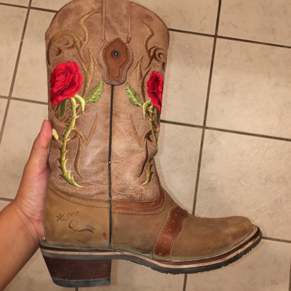 Tombstone Arena Queen Women’s Red Rose Square Toe